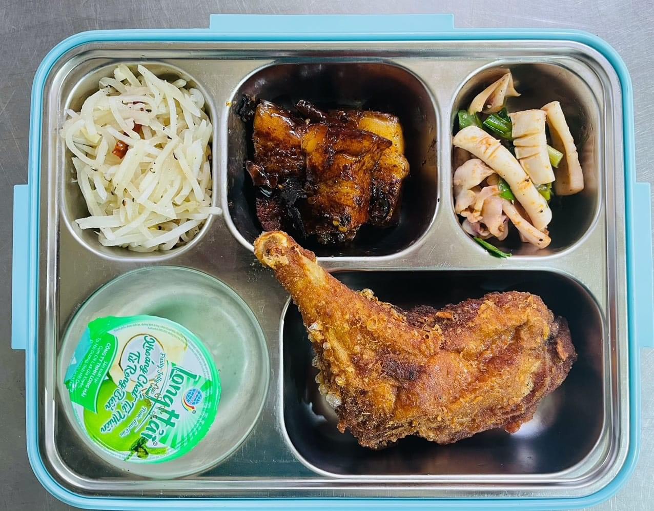Suất ăn công nghiệp long Hậu
